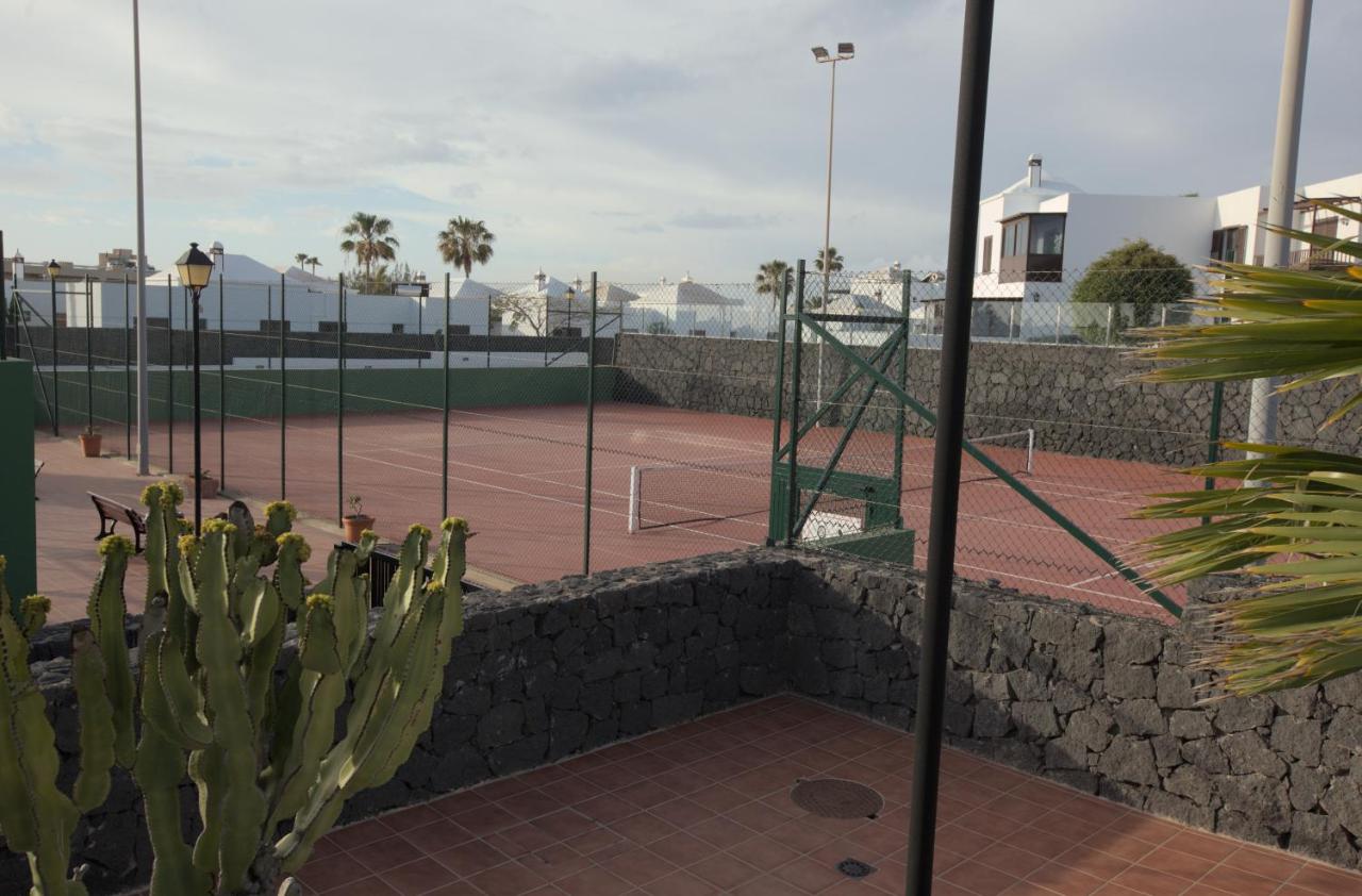 Ciel nuageux au-dessus des courts de tennis communautaires de Costa Teguise, Lanzarote