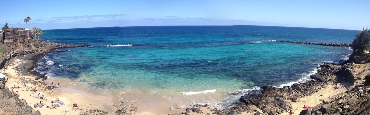 Playa El Ancla, la plage la plus proche de Casa Los Alisios. Une baie abritée avec entrée rocheuse et eau calme en hiver, Costa Teguise, Lanzarote