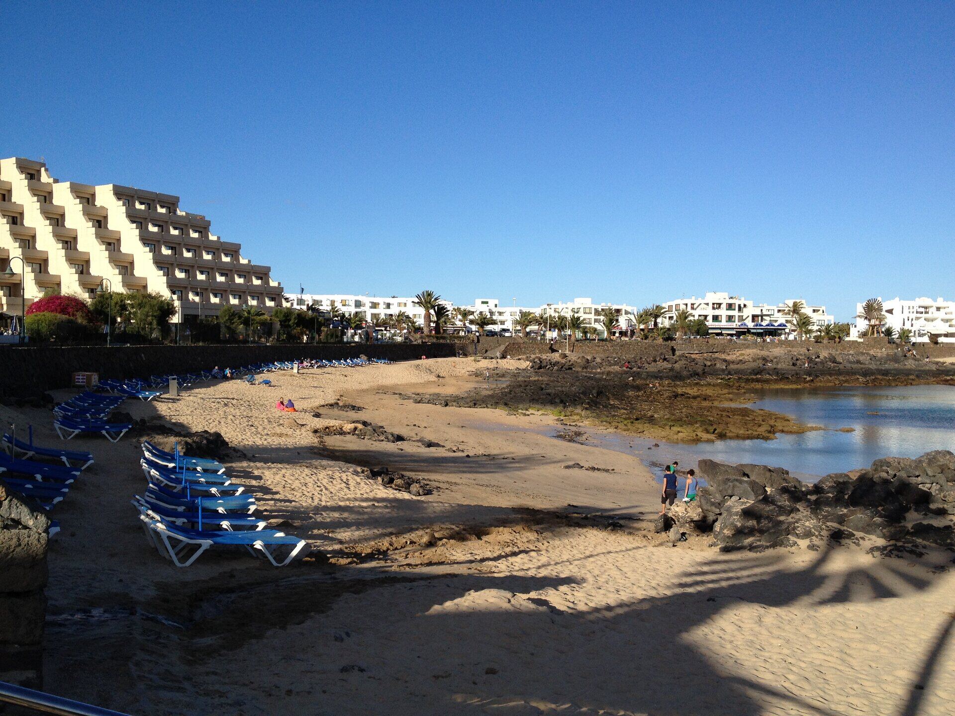 Playa del Jablillo mit Felspool und geschützter Lagune in Costa Teguise