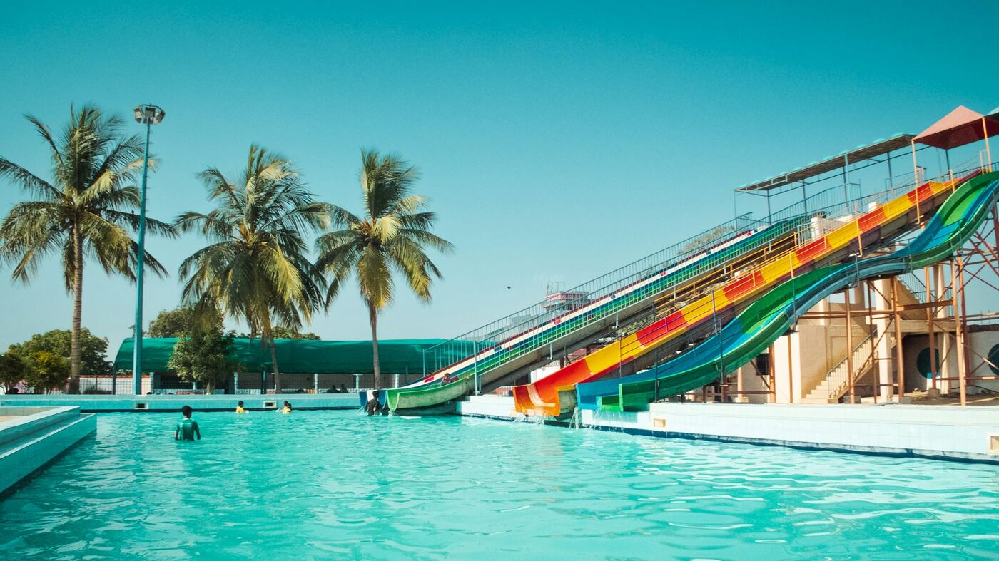 Piscina y tobogán de parque acuático, típico del montaje de Aquapark Costa Teguise