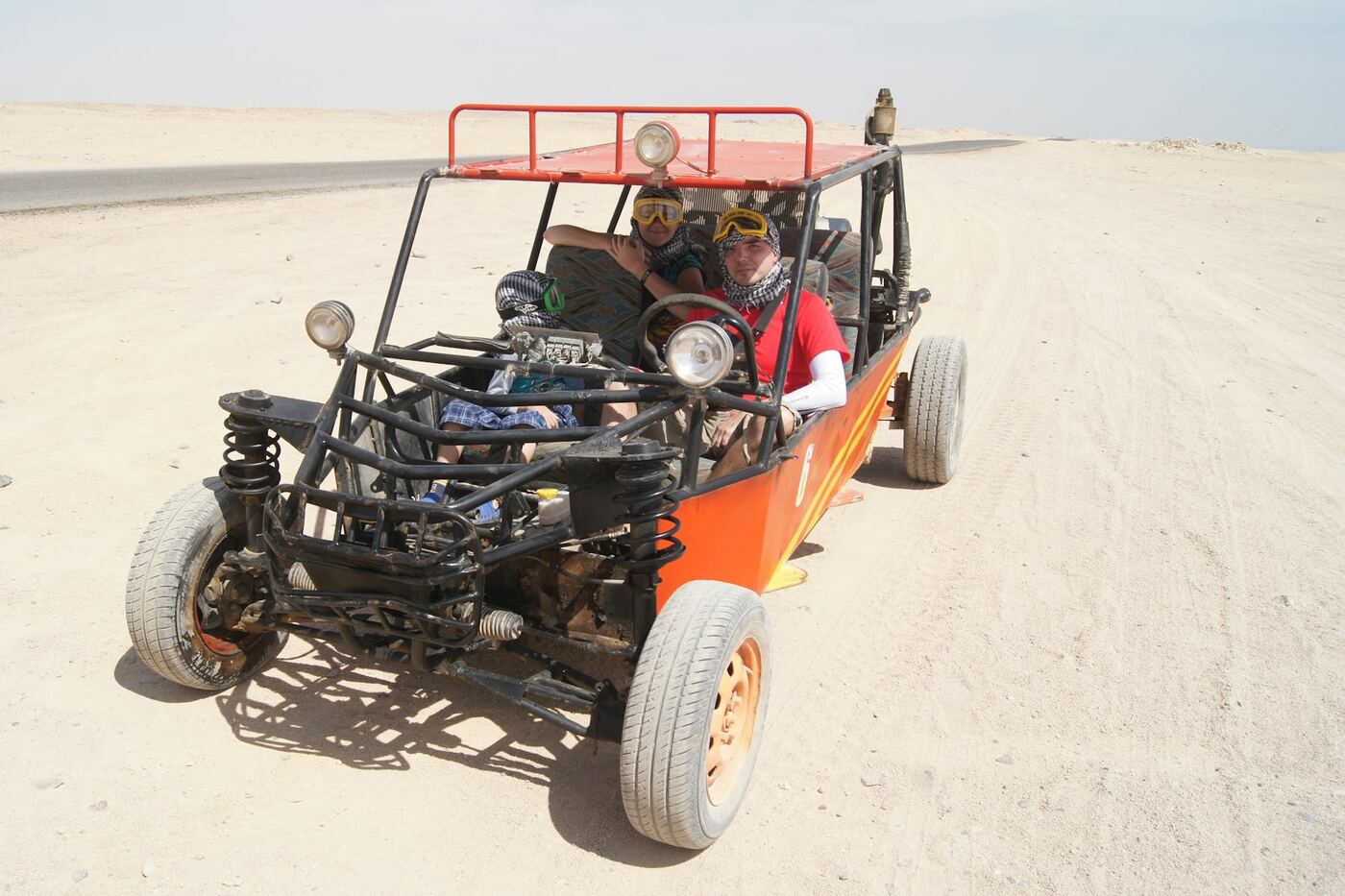 Buggy todoterreno en una pista polvorienta bajo un sol intenso, típico de las rutas por el interior volcánico desde Costa Teguise