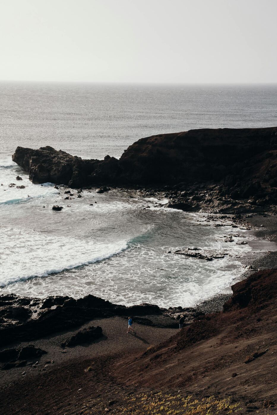 Costa rocosa típica de las calas protegidas del viento en la costa este de Lanzarote cerca de Costa Teguise