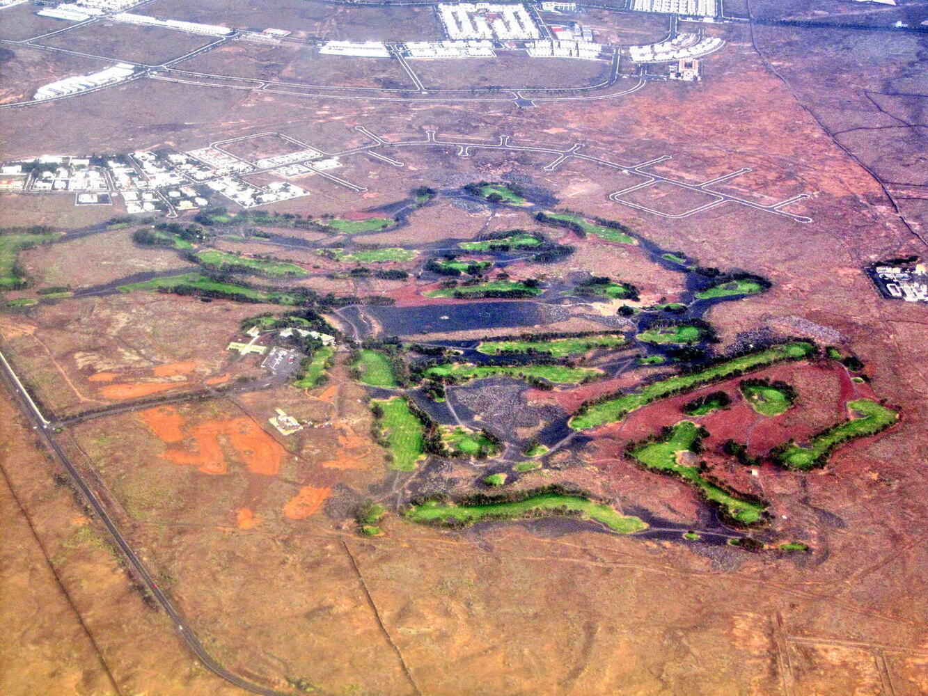 Campo de Costa Teguise Golf con palmeras y paisaje volcánico, Lanzarote