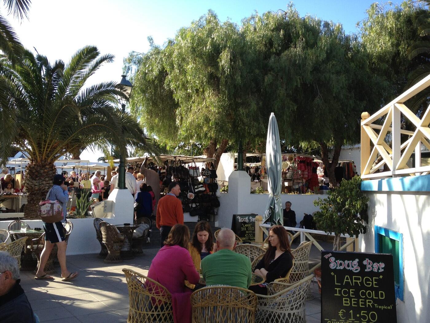 Place du Pueblo Marinero à Costa Teguise garnie des étals du marché agricole du mardi