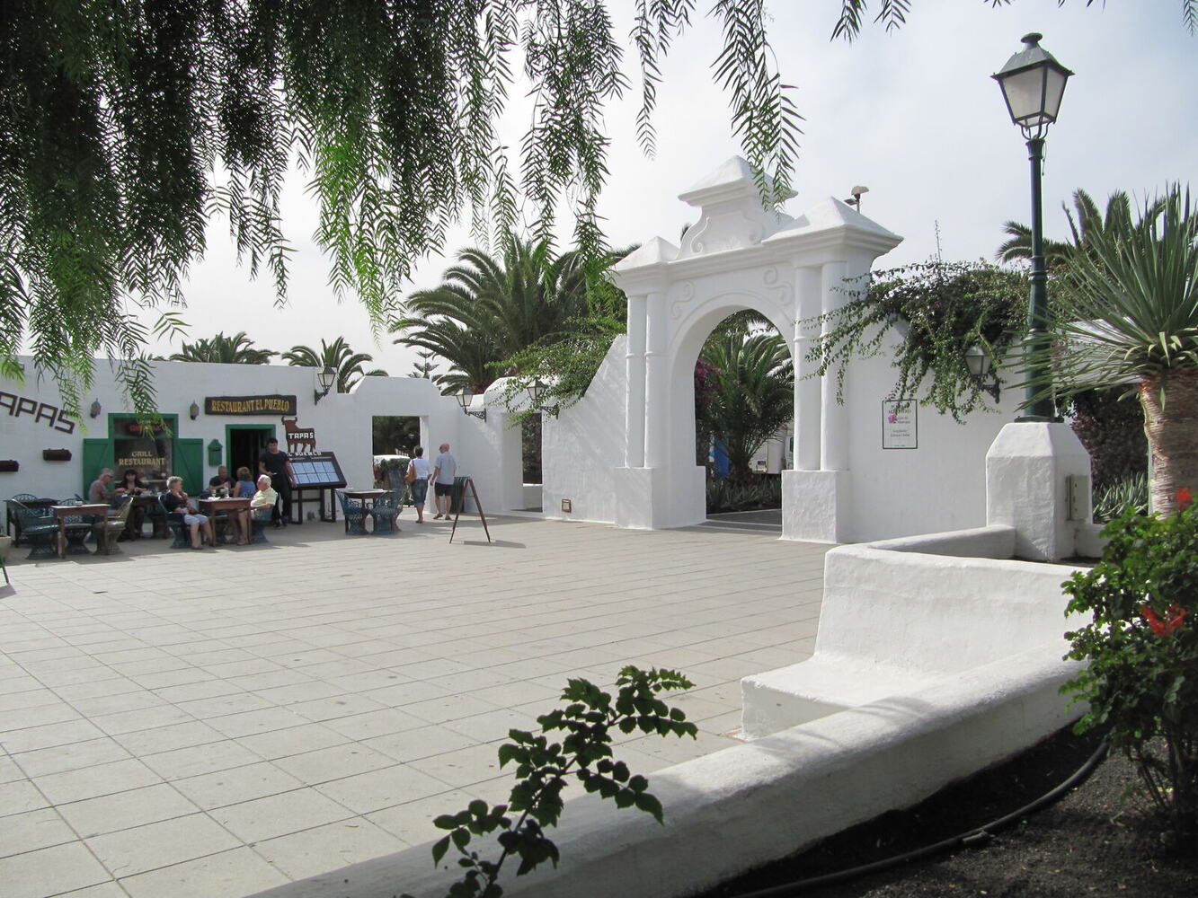 Plaza de Pueblo Marinero, diseñada por César Manrique, en Costa Teguise, Lanzarote