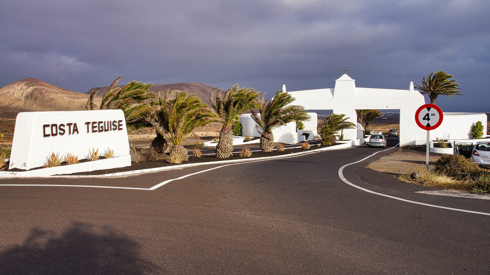 Vista aérea del complejo de Costa Teguise en la costa este de Lanzarote, con edificios bajos y avenidas con palmeras