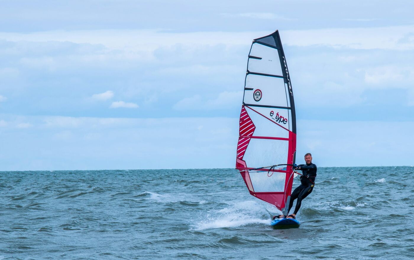 Windsurfista en aguas abiertas, imagen clásica de Las Cucharas