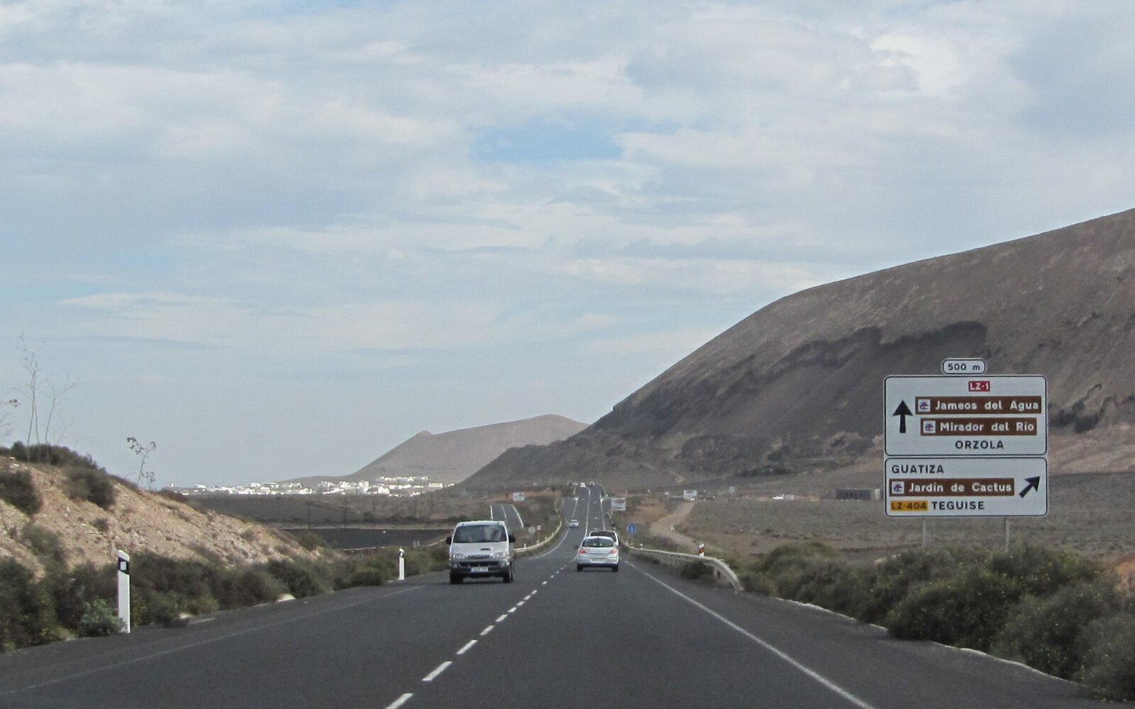 Route LZ-1 près de Guatiza, à Lanzarote, l'axe principal pour sortir de Costa Teguise vers Arrieta et la montée de Tabayesco