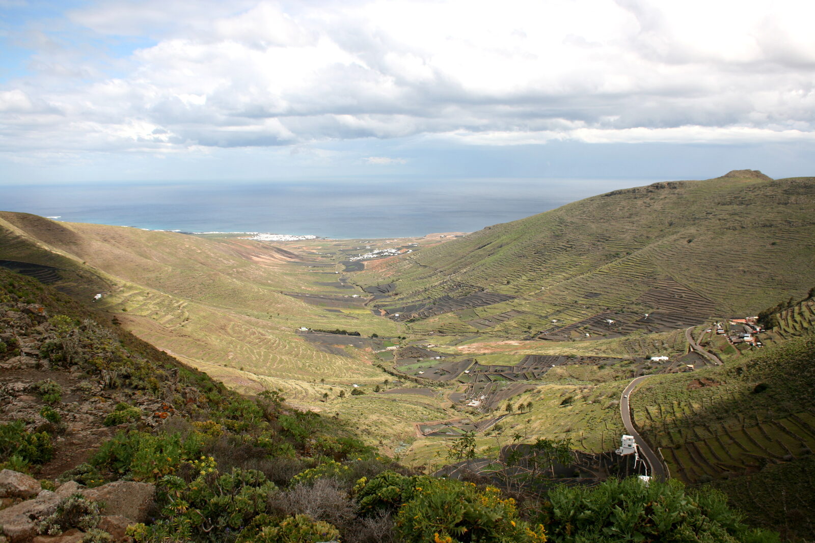 Vue plongeante sur la descente de la LZ-207 de Tabayesco depuis le Mirador de Haria dans le nord de Lanzarote