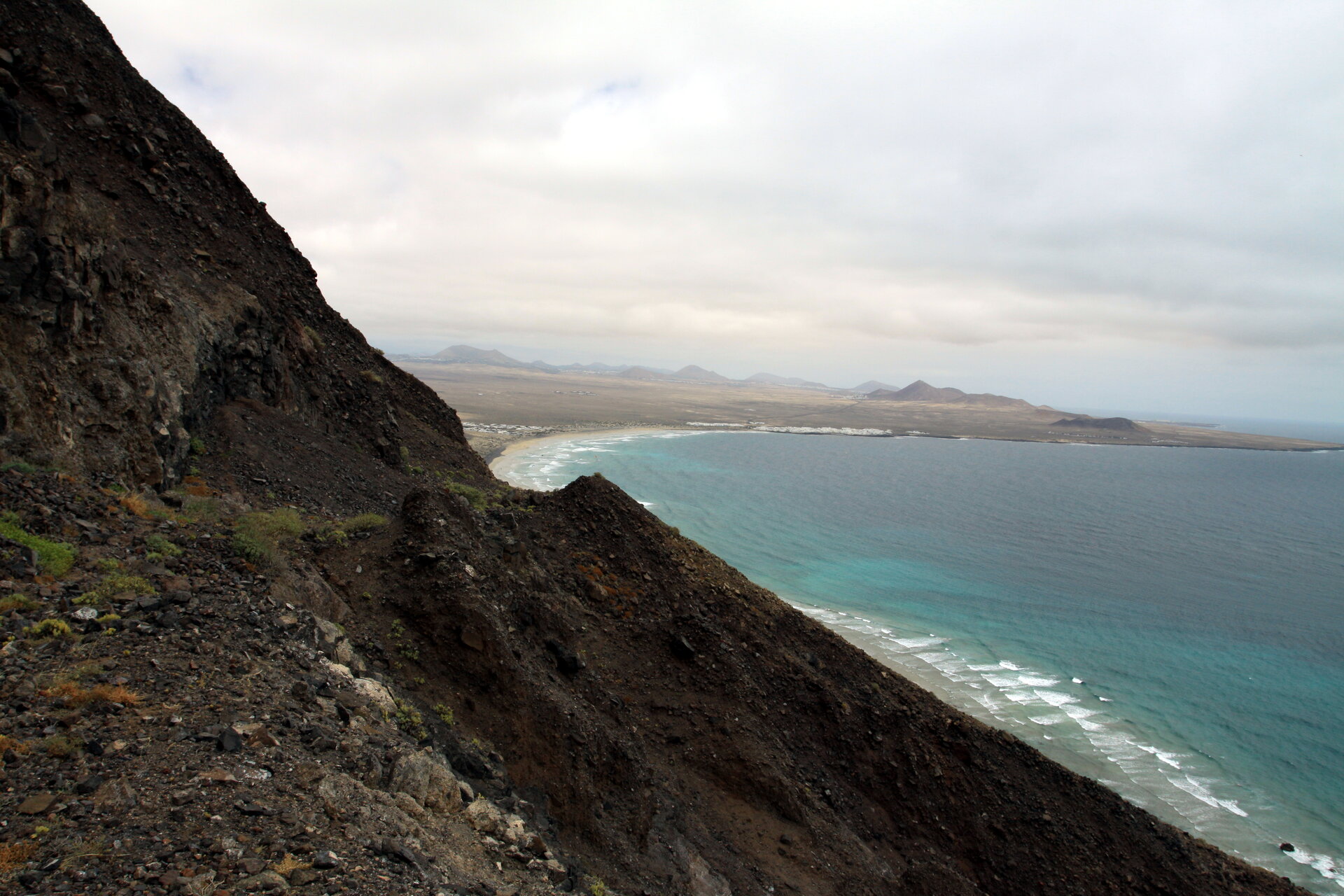 Coureurs de trail sur les falaises de Famara à Lanzarote