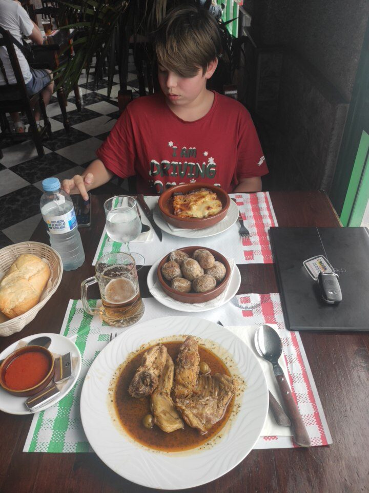 Conejo en salmorejo, mariniertes Kaninchen nach kanarischer Art, auf einem weißen Teller mit Sauce, Lanzarote