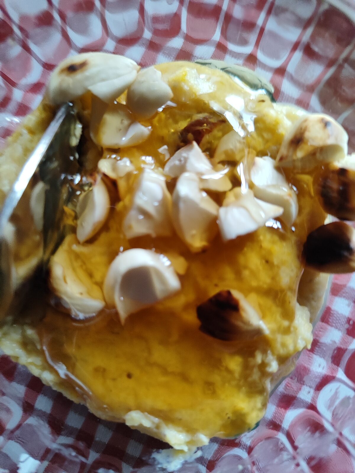 Frangollo, das traditionelle kanarische Dessert aus Hirsemehl, Milch, Zitrone, Mandeln und Zimt, in einer kleinen Schale serviert, Lanzarote