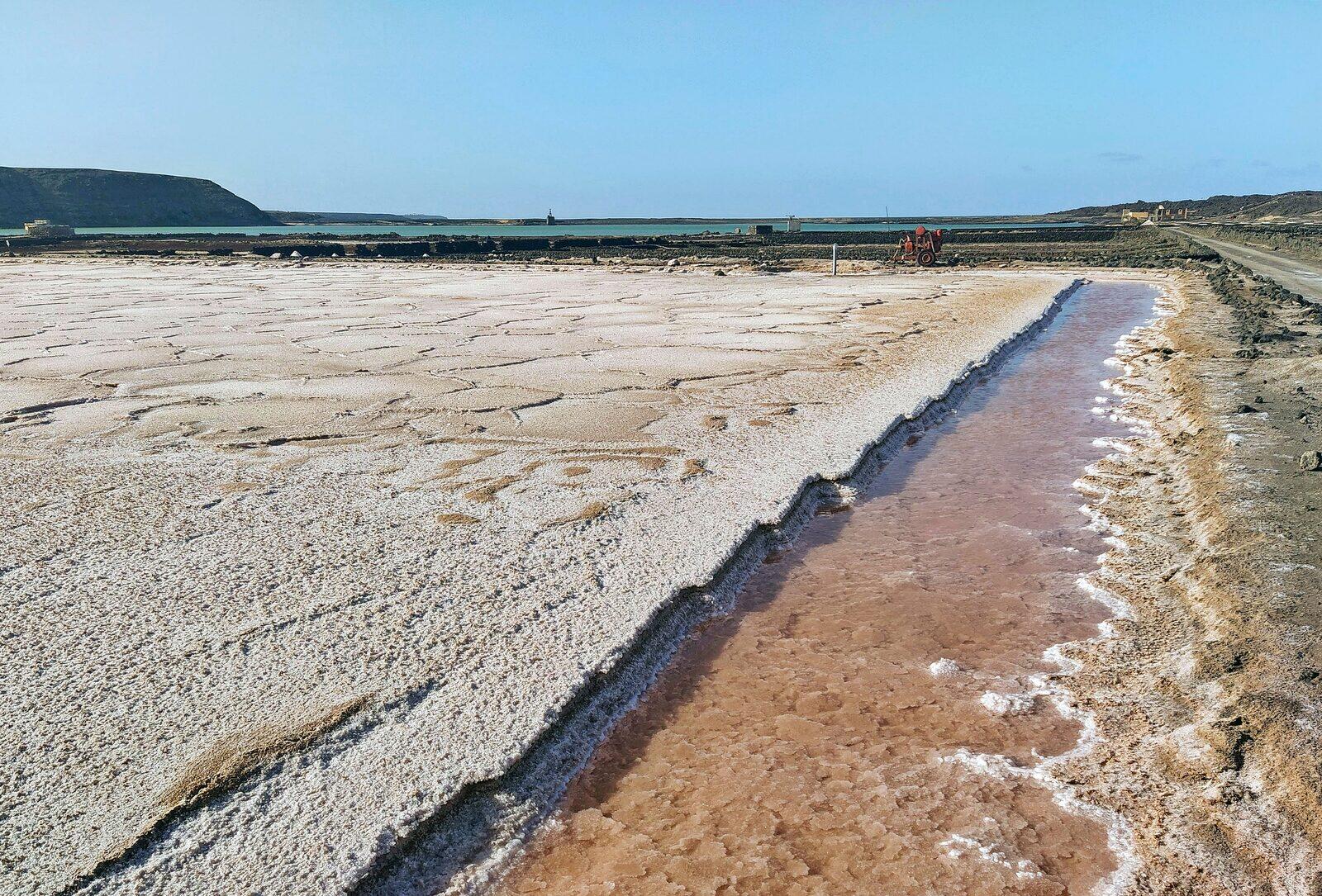 Salinen von Janubio an der Südwestküste Lanzarotes mit rosa Wasser und weißen Salzbergen