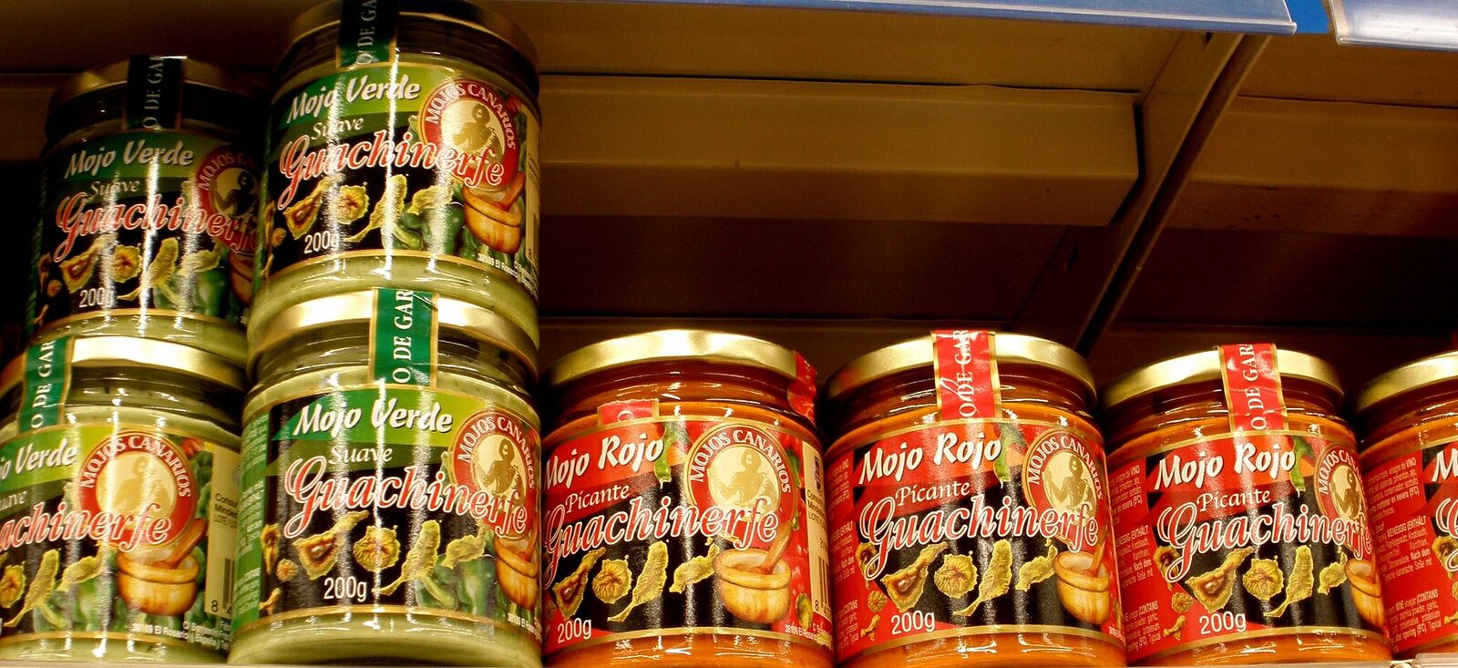 Eine Schale mit rotem mojo rojo und eine Schale mit grünem mojo verde, die beiden kanarischen Dip-Saucen, Lanzarote
