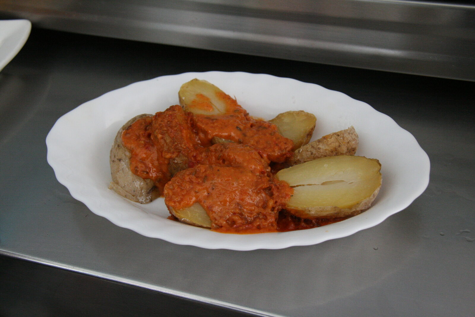 Papas arrugadas mit mojo rojo serviert, das kanarische Signature-Gericht, Lanzarote