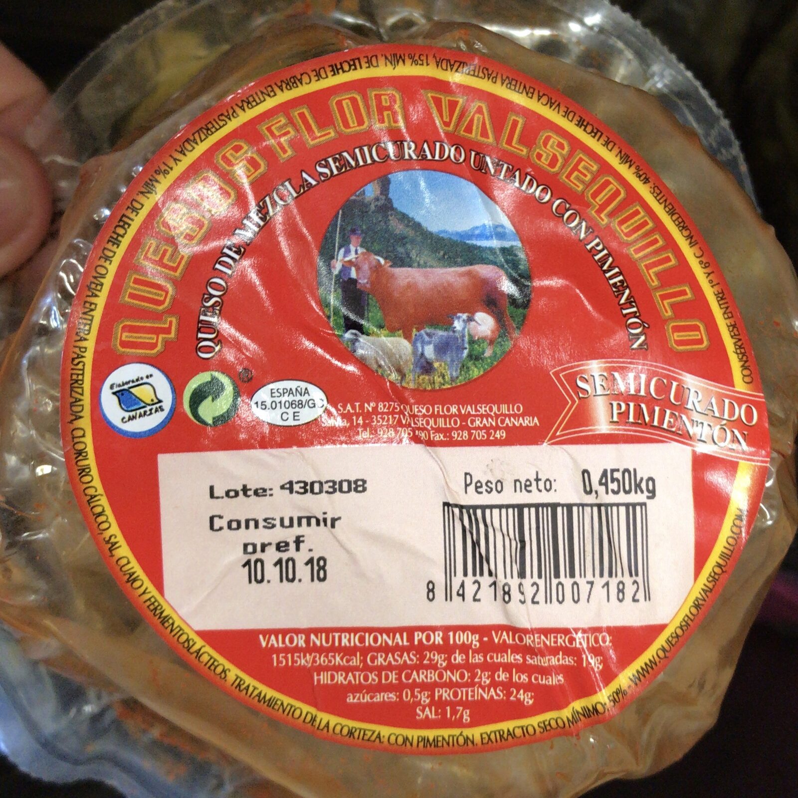Ein Laib handwerklicher kanarischer Käse, wie ihn Erzeuger aus Lanzarote wie Finca de Uga und Quesería Montaña Blanca herstellen
