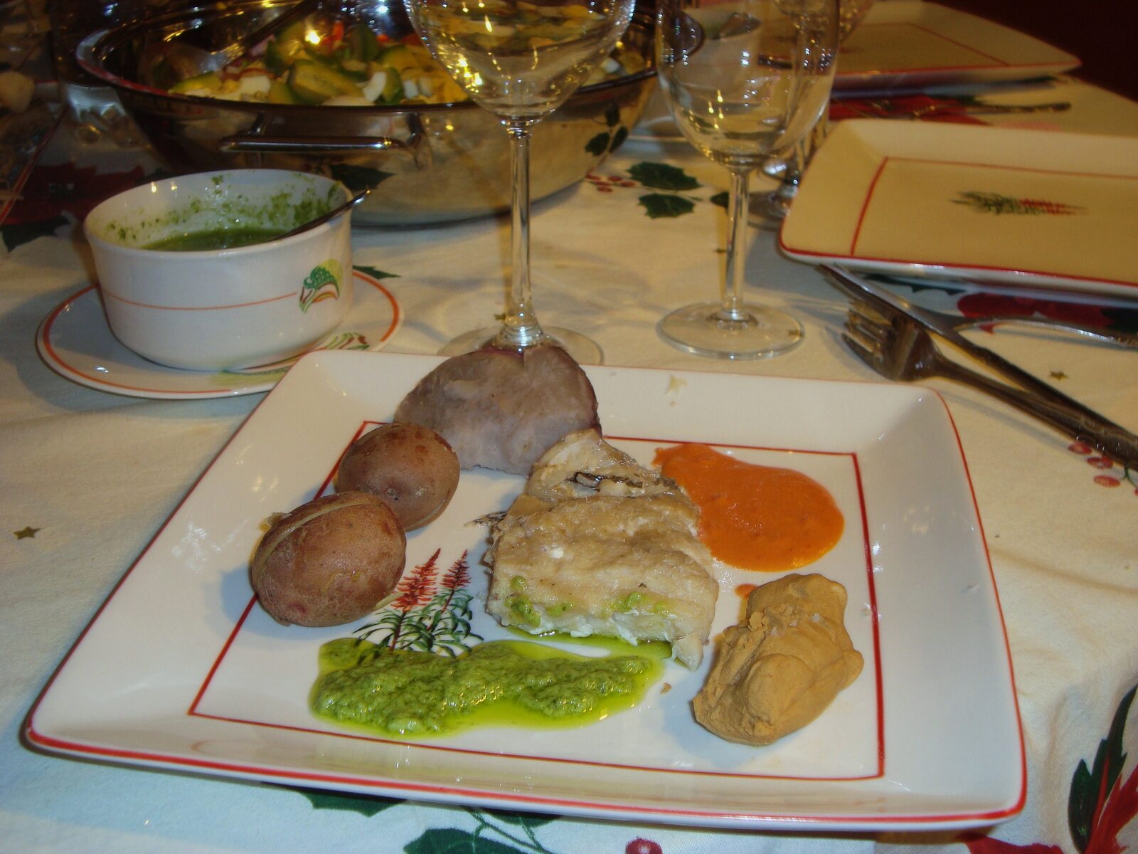 Sancocho canario, gesalzener cherne mit gekochten Kartoffeln, Süßkartoffel und mojo, das kanarische Karfreitagsgericht von Lanzarote