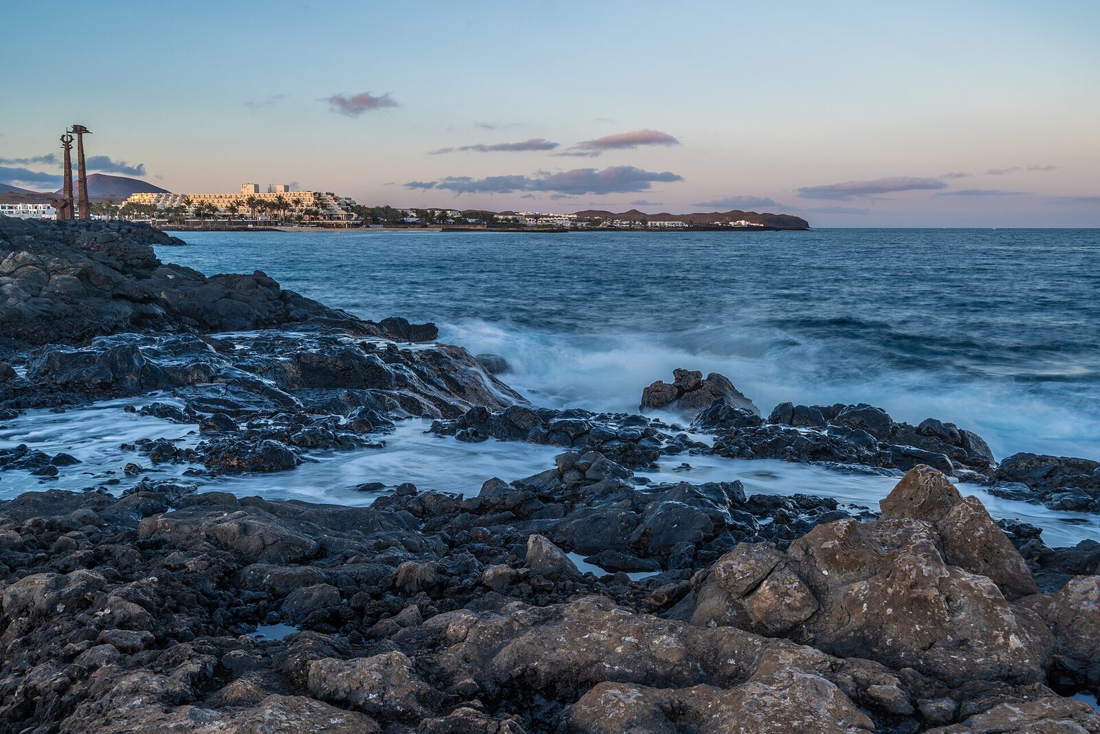 Coucher de soleil à Costa Teguise sur le front de mer, une station familiale de la côte est de Lanzarote