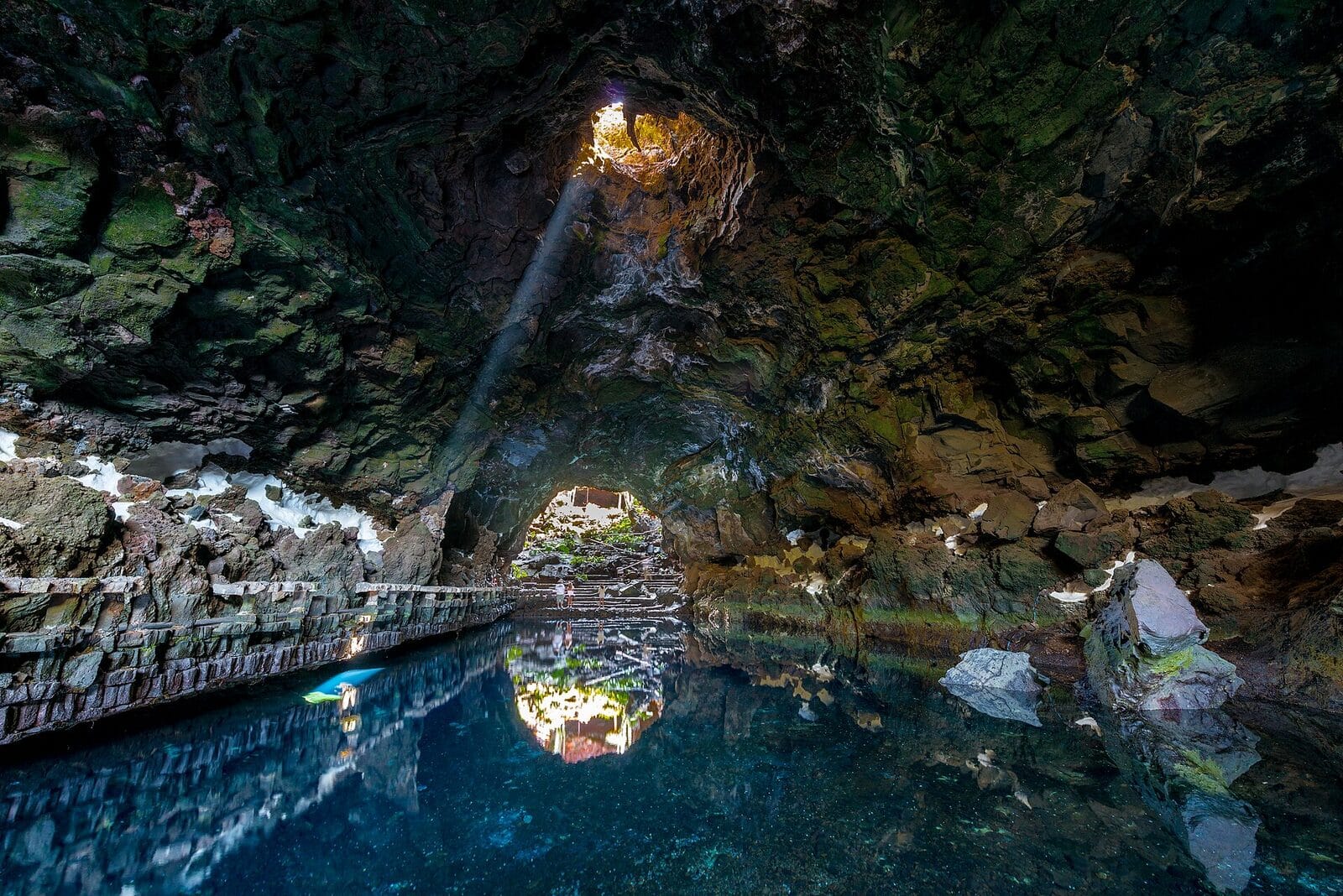 Le lagon salé en plein air des Jameos del Agua, le site dessiné par Manrique dans un tube de lave du nord de Lanzarote