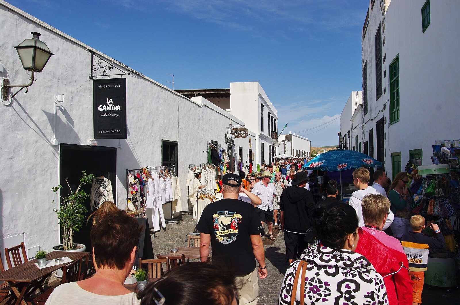 Marché du dimanche de Teguise dans la vieille ville, le plus grand marché de plein air des Canaries