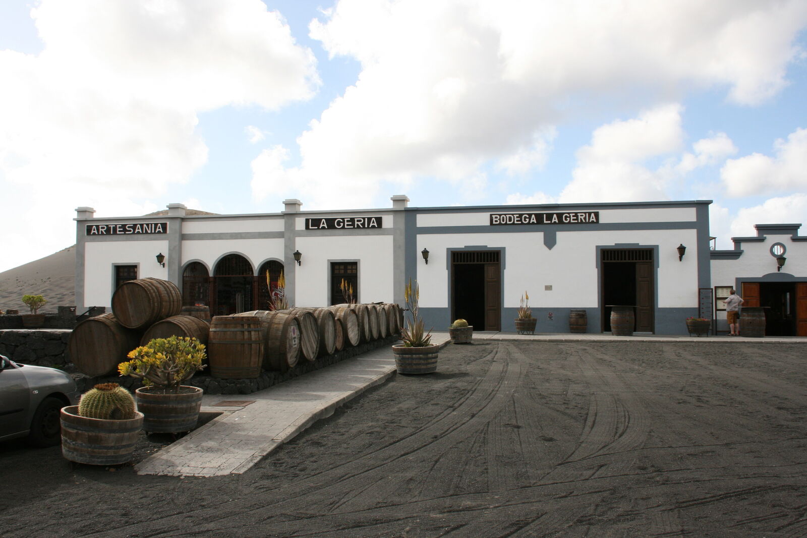 Edificios encalados de la bodega Bodega La Geria en la carretera del vino LZ-30 en Yaiza, Lanzarote