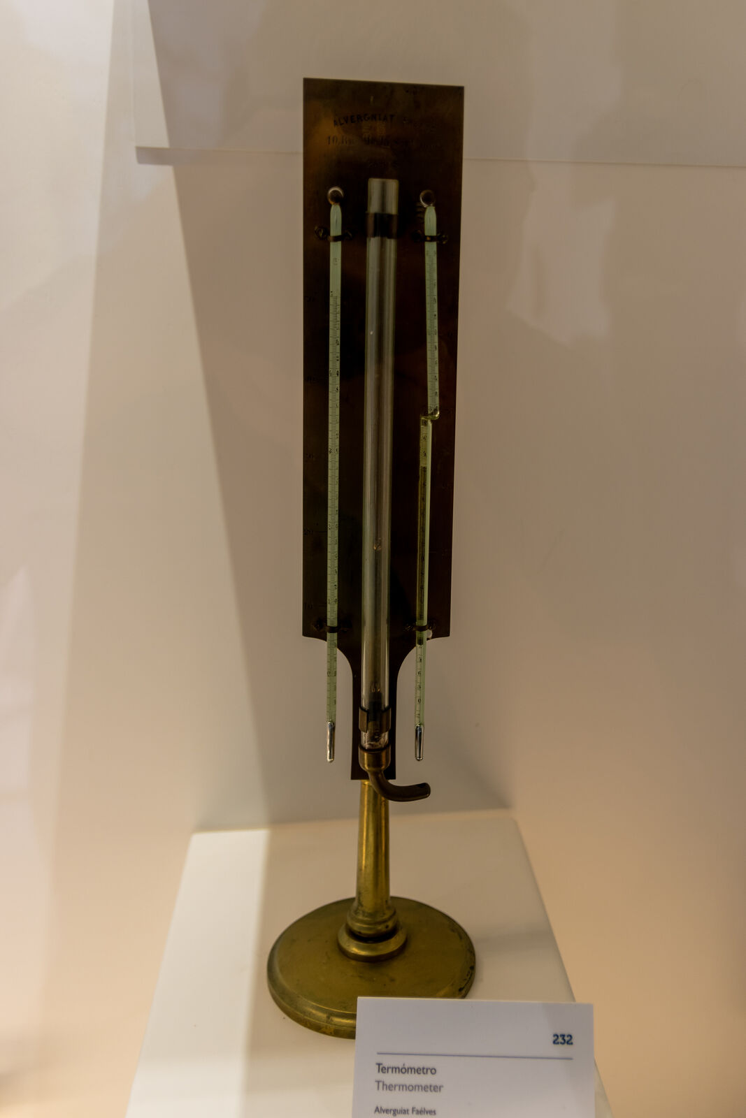 Viñedos volcánicos y edificios encalados en la bodega Bodegas El Grifo, San Bartolomé, Lanzarote