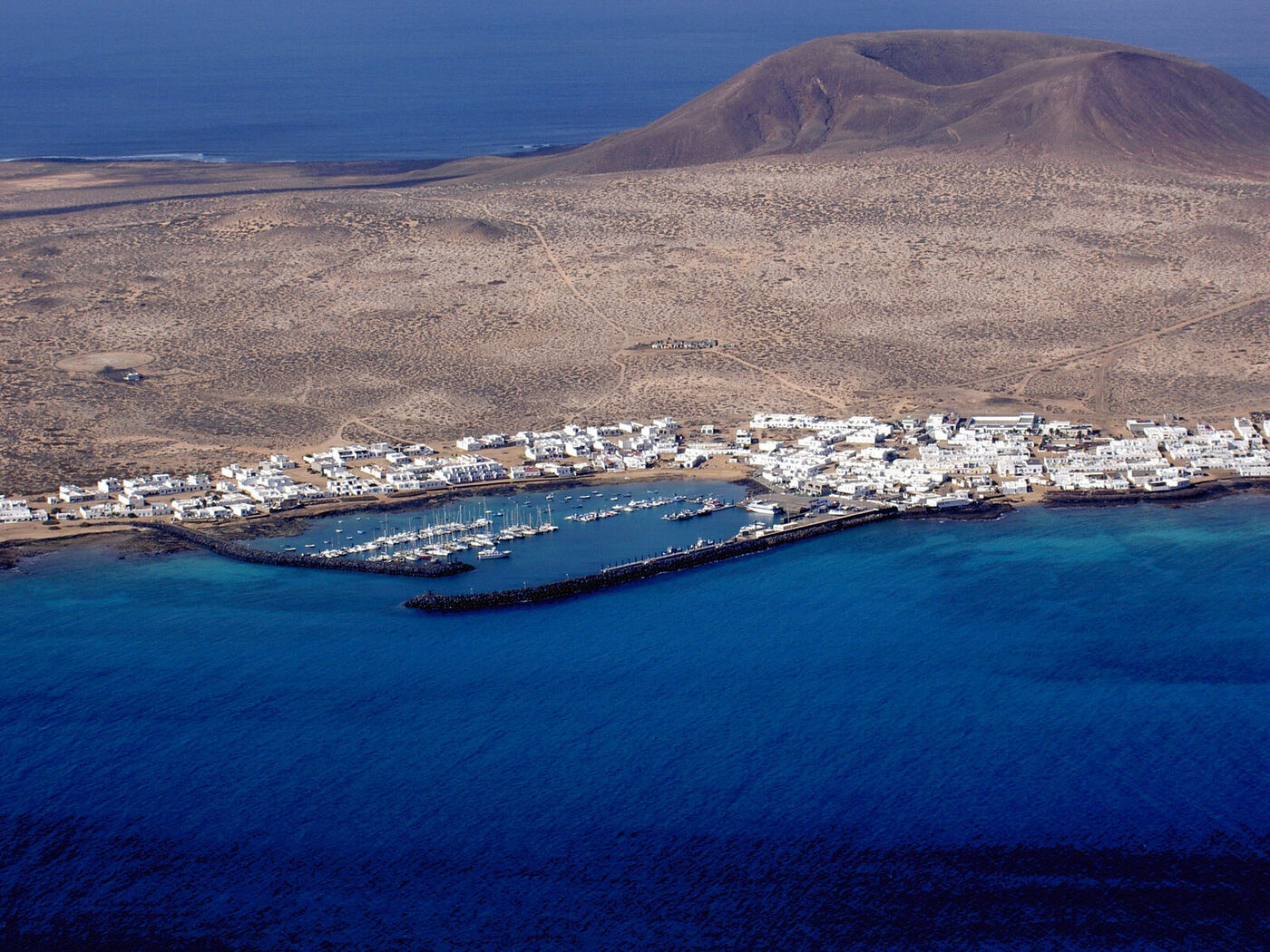 Casas blancas de Caleta del Sebo, único pueblo habitado todo el año en La Graciosa