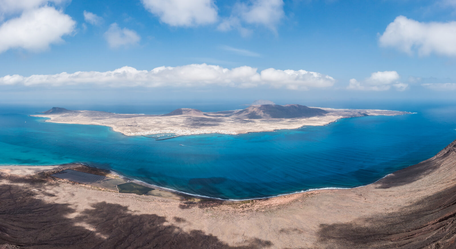Vista de la isla de La Graciosa y Caleta del Sebo desde el Mirador del Río en Lanzarote, Islas Canarias