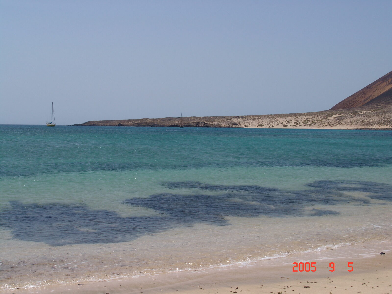 Playas de arena clara de la Francesa y la Lajita en la costa sur de La Graciosa, con Montaña Amarilla al fondo