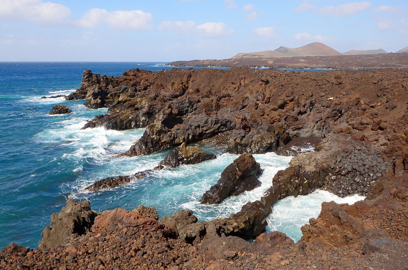 Falaises et grottes de lave à Los Hervideros sur la côte sud-ouest de Lanzarote