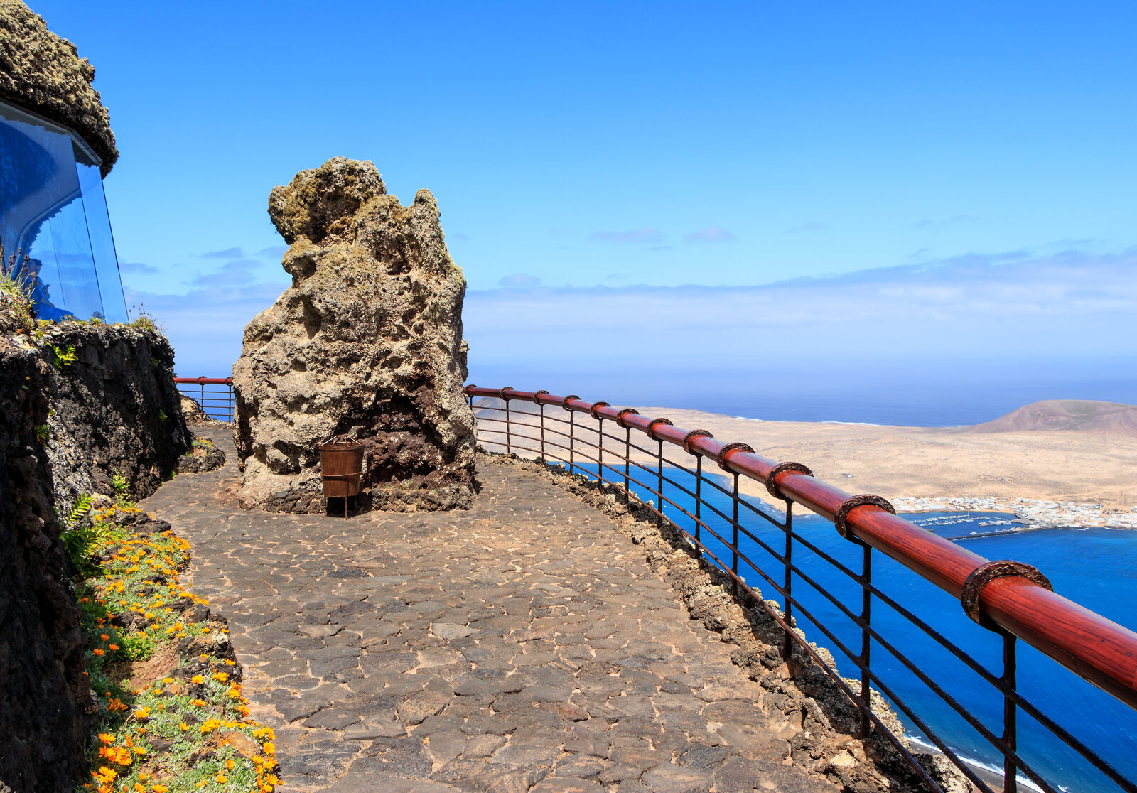 Mirador del Río, belvédère creusé dans les falaises de Famara au nord de Lanzarote