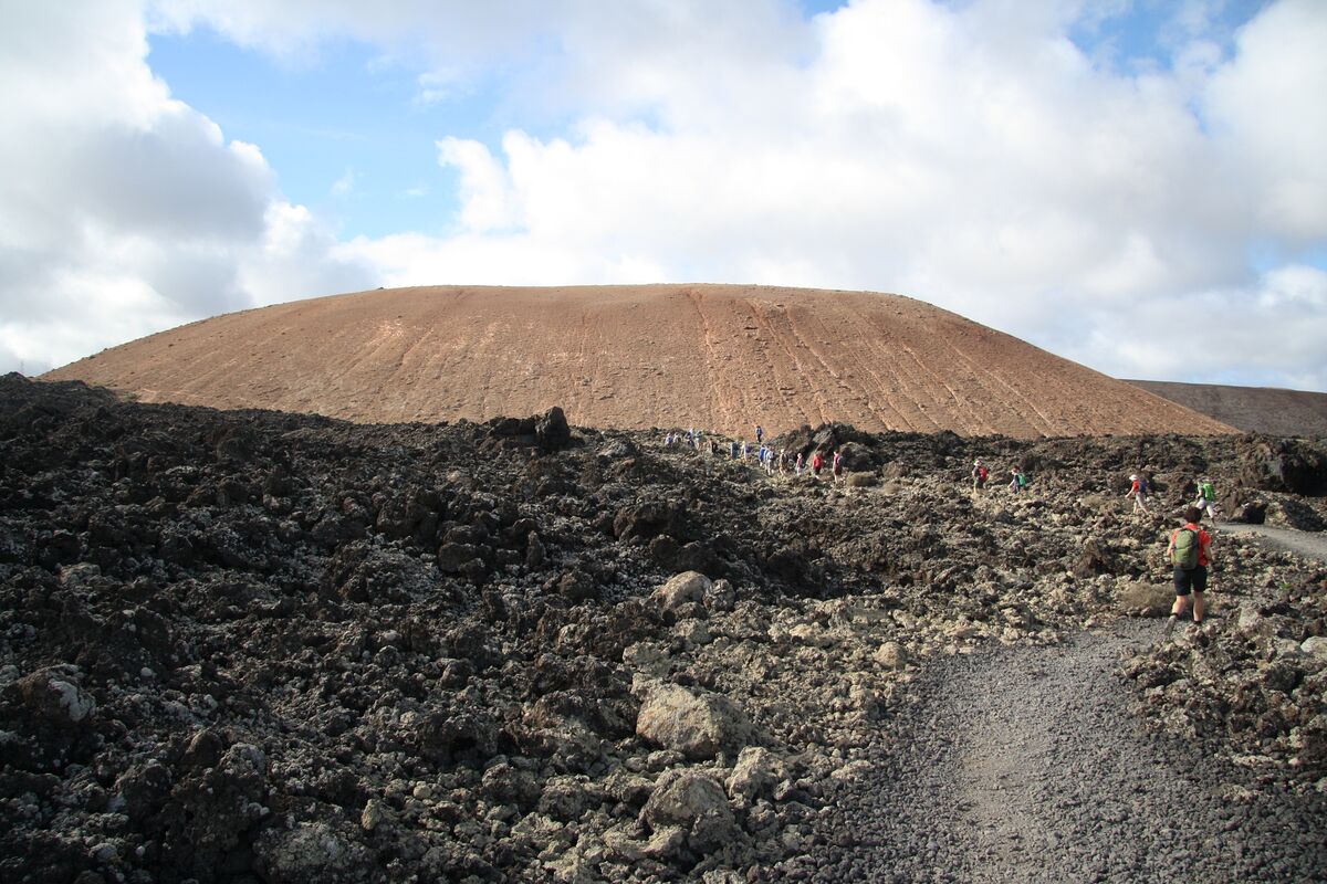 Sentier VTT à travers un paysage volcanique à Lanzarote