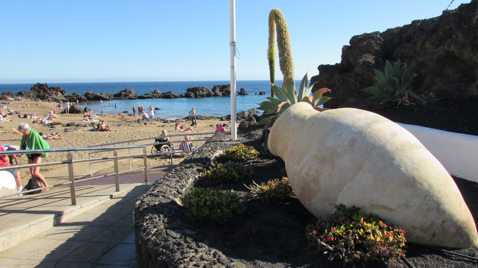 Vista aérea de Puerto del Carmen, Lanzarote, con hoteles de baja altura agrupados en la costa