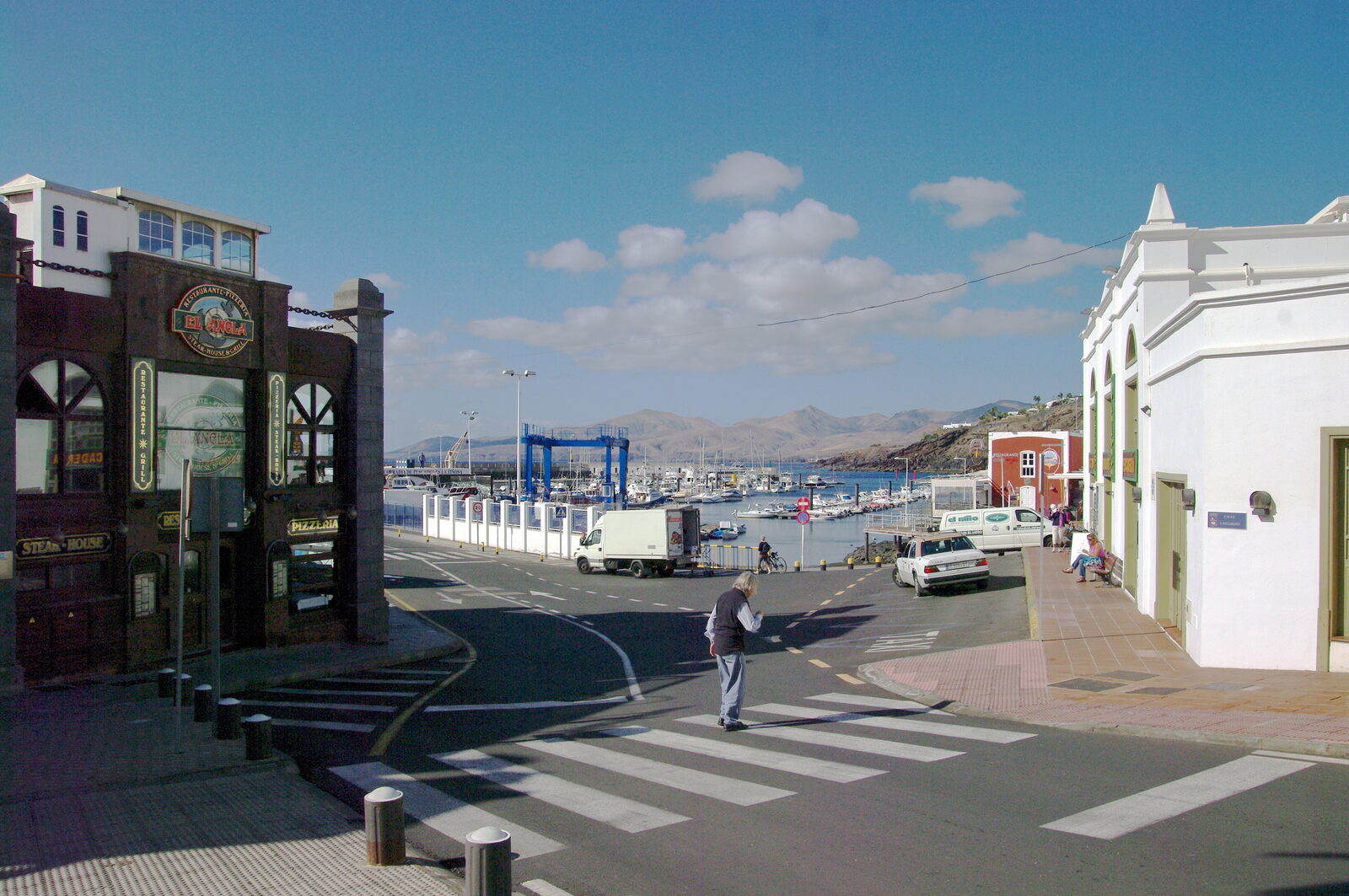 Puerto viejo de Puerto del Carmen con barcos pesqueros y un pequeño faro