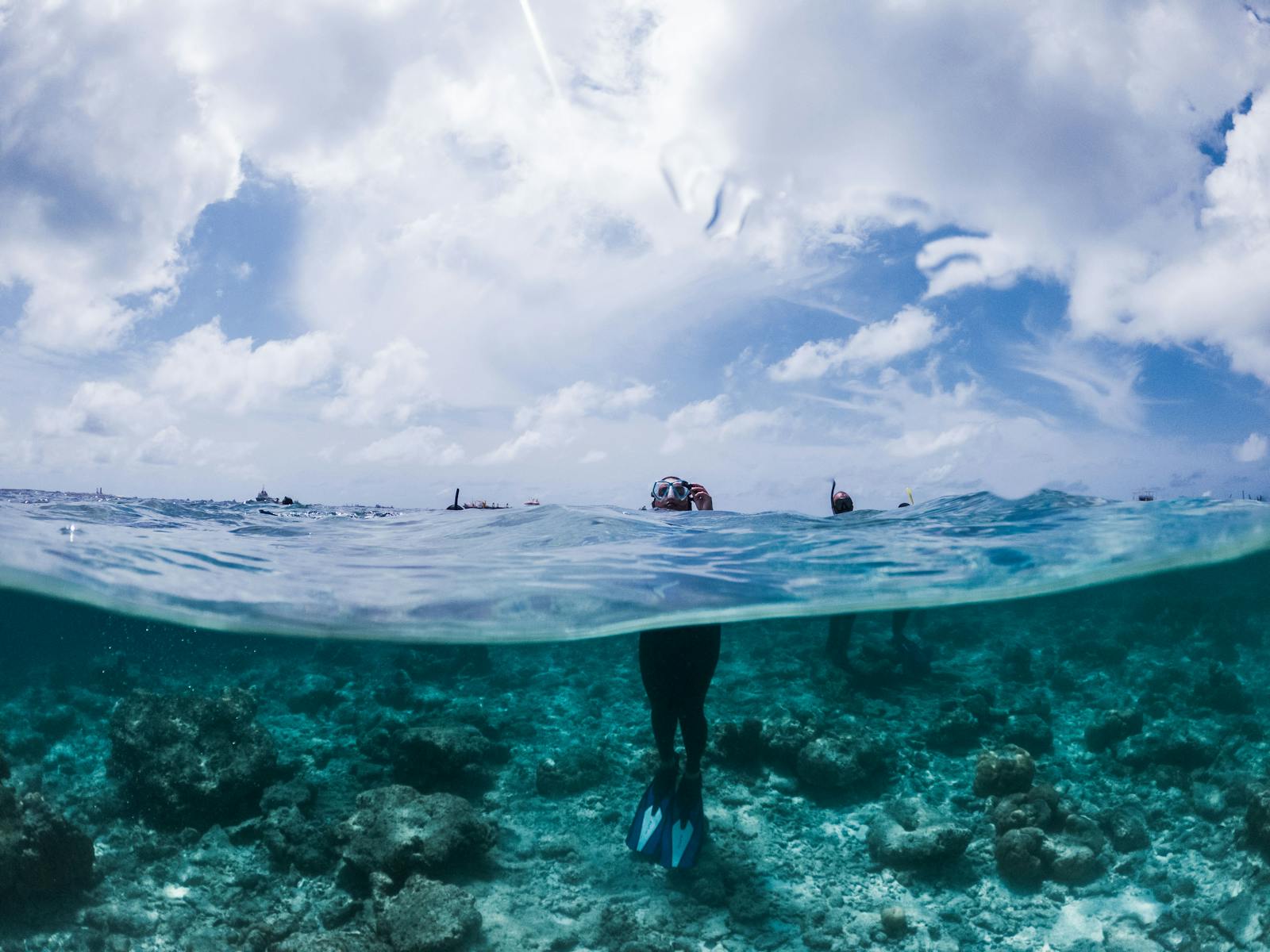 Persona con máscara de snorkel flotando en aguas turquesas tranquilas, Costa Teguise, Lanzarote
