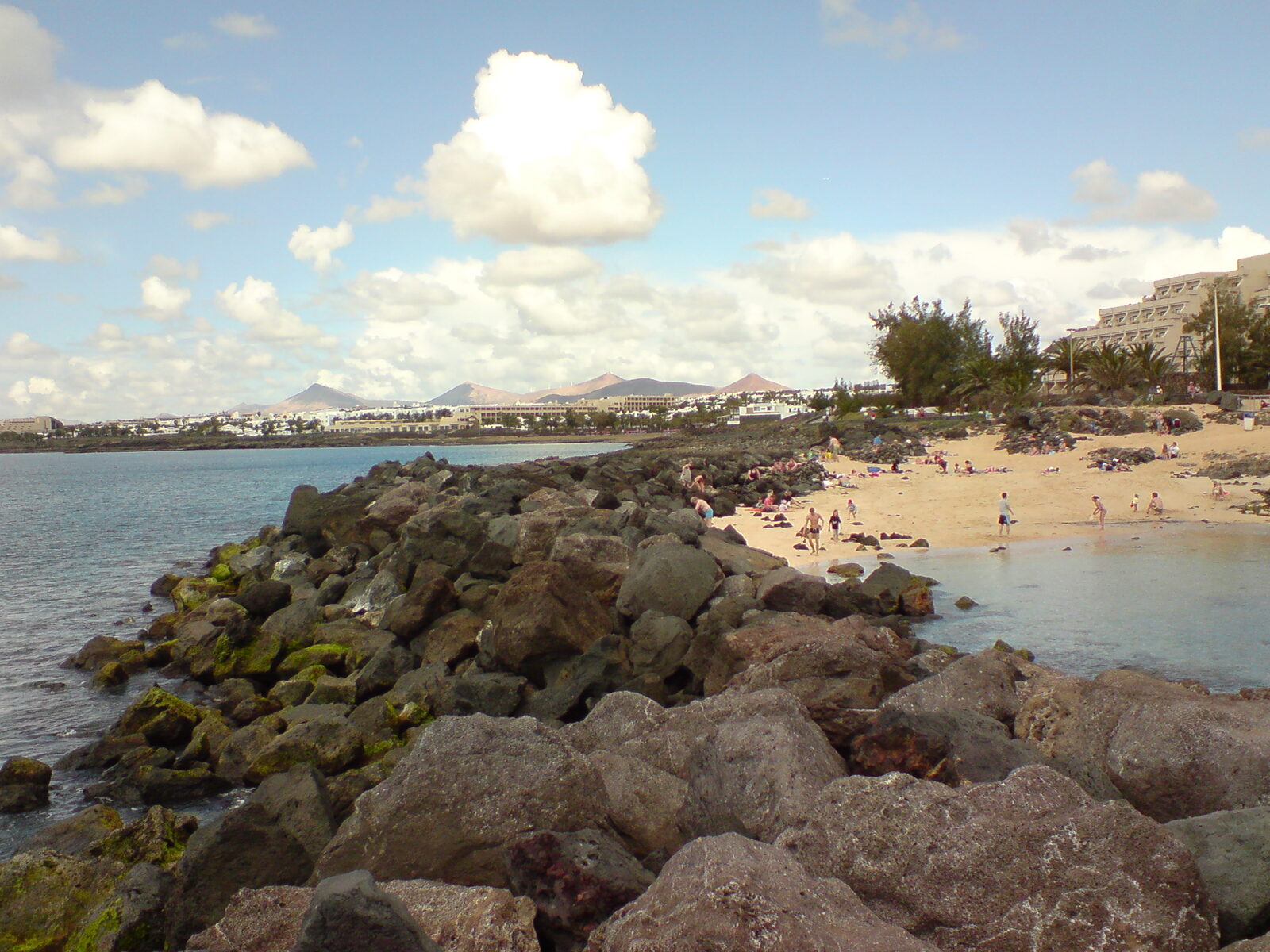 Bahía de Playa del Jablillo en Costa Teguise, Lanzarote, protegida por un espigón de piedra