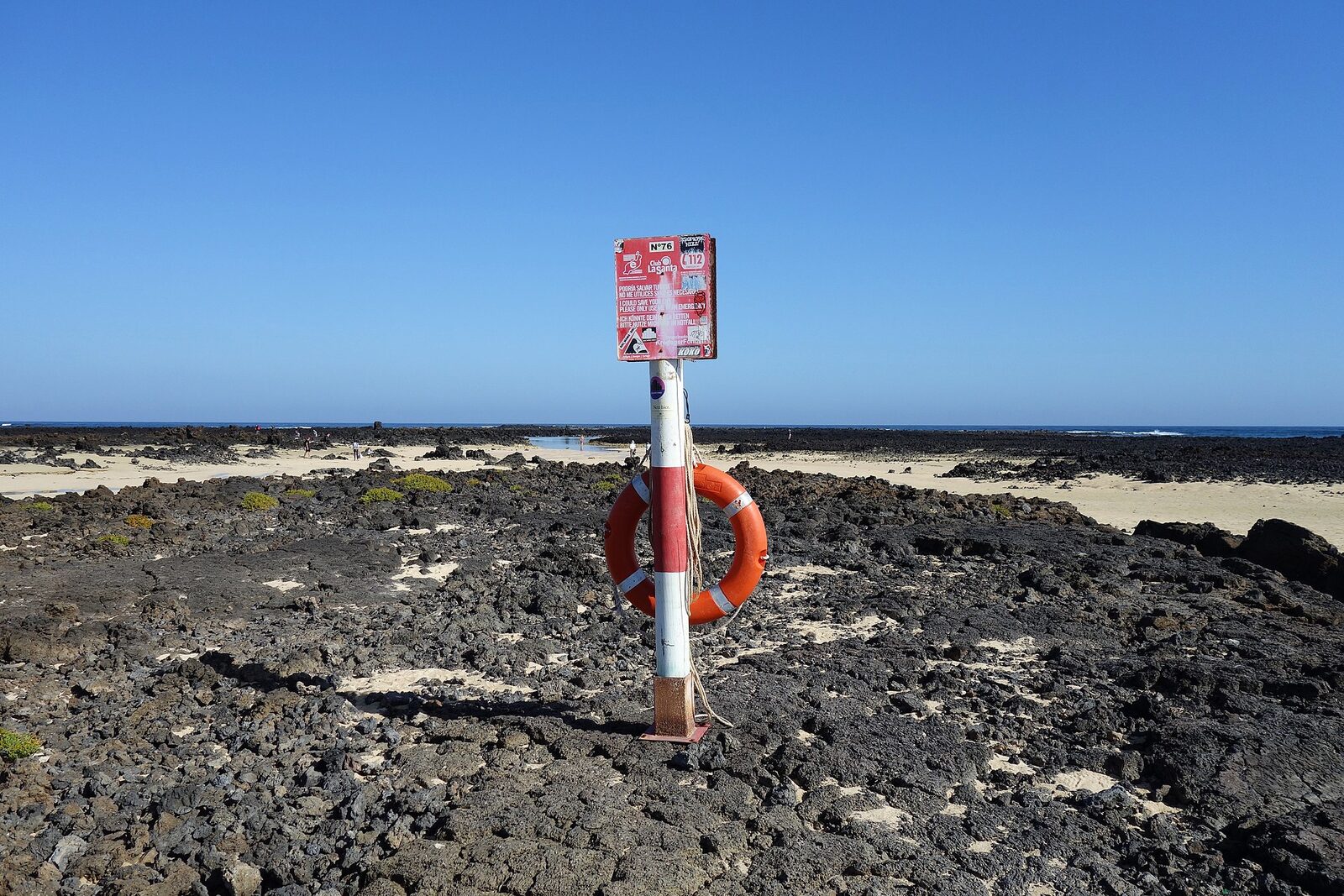 Caletón Blanco, cerca de Órzola, lagunas de arena blanca enmarcadas por roca volcánica negra al norte de Lanzarote