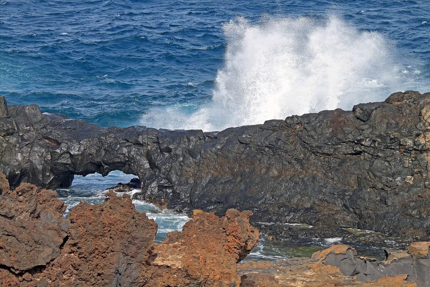 Charco del Palo, en la costa noreste de Lanzarote, charcos volcánicos populares entre snorkelistas y buceadores