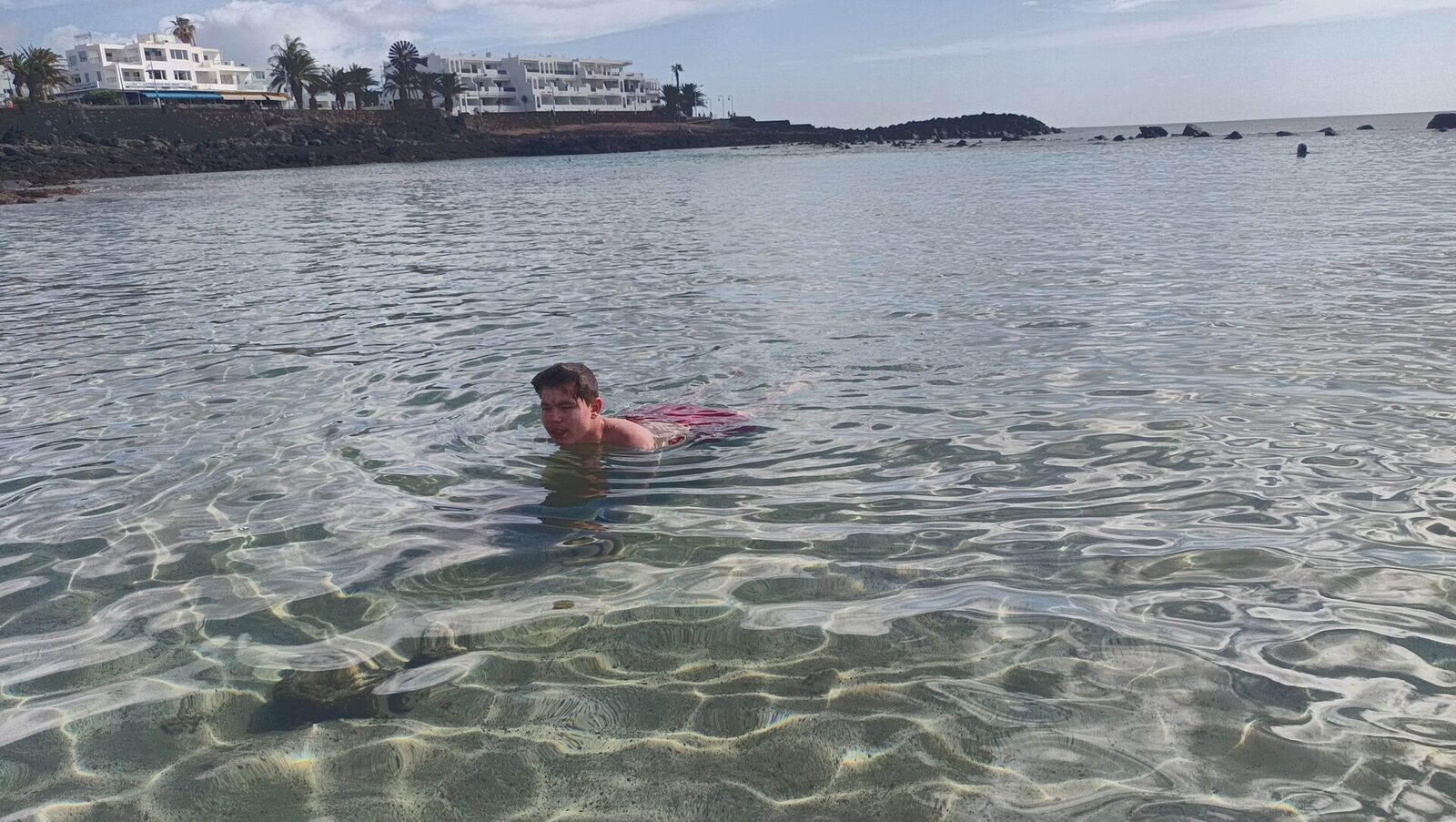 Playa del Jablillo, una laguna familiar resguardada en Costa Teguise con charcos y aguas someras