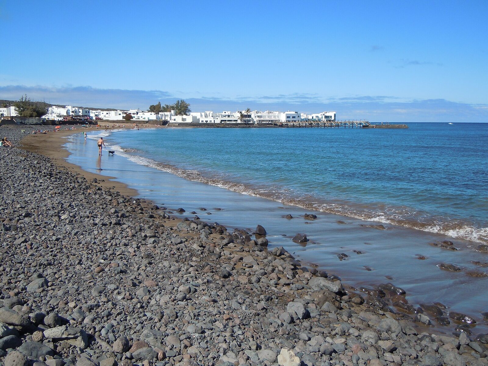 Playa de la Garita en Arrieta, una larga playa familiar de arena en la costa noreste de Lanzarote, con espigón y paseo