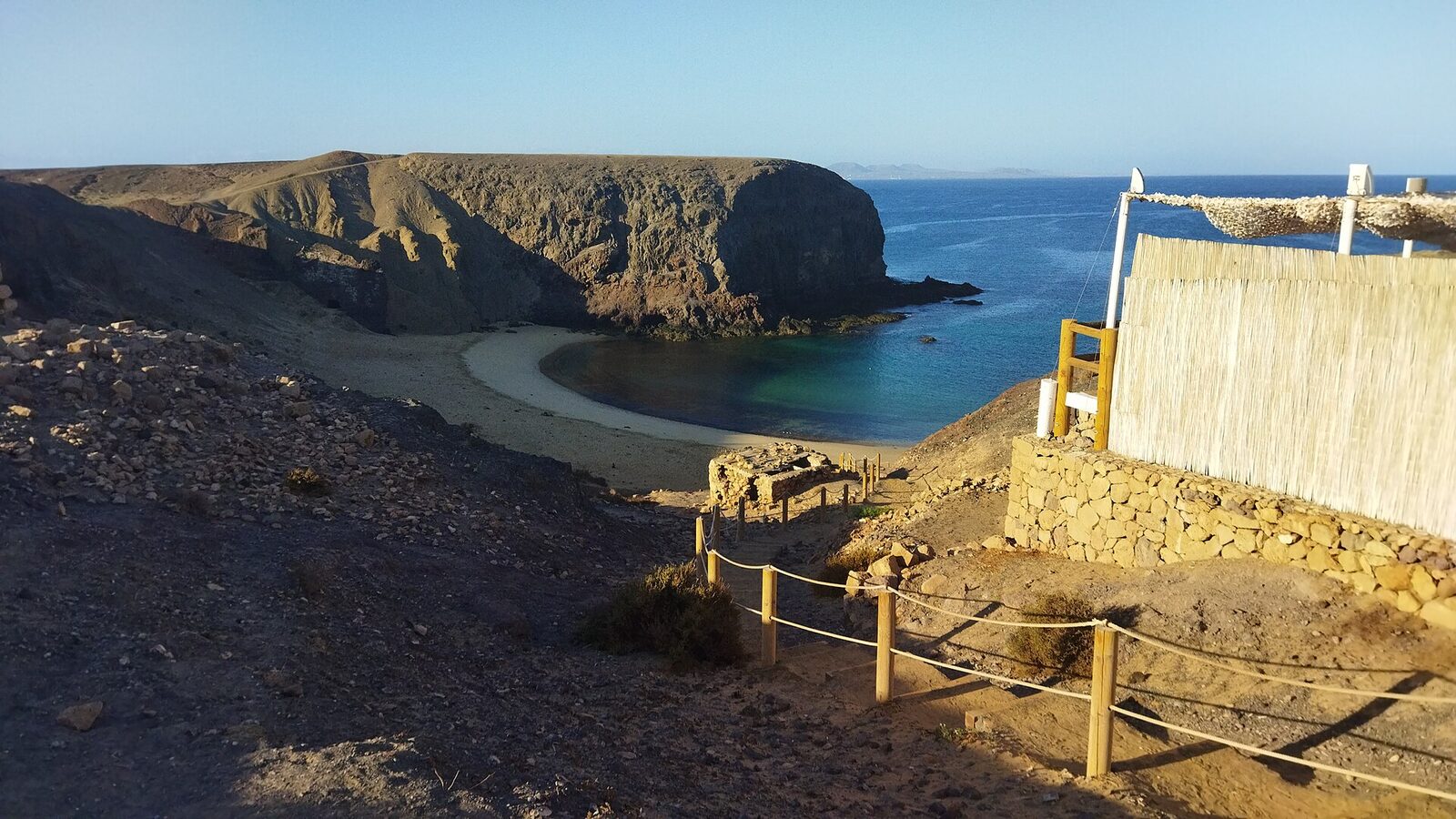 Playa de Papagayo en Yaiza, una cala resguardada de arena dorada dentro del Monumento Natural de Los Ajaches