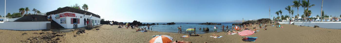 Panorámica de Playa Chica en Puerto del Carmen, la playa principal de snorkel en Lanzarote