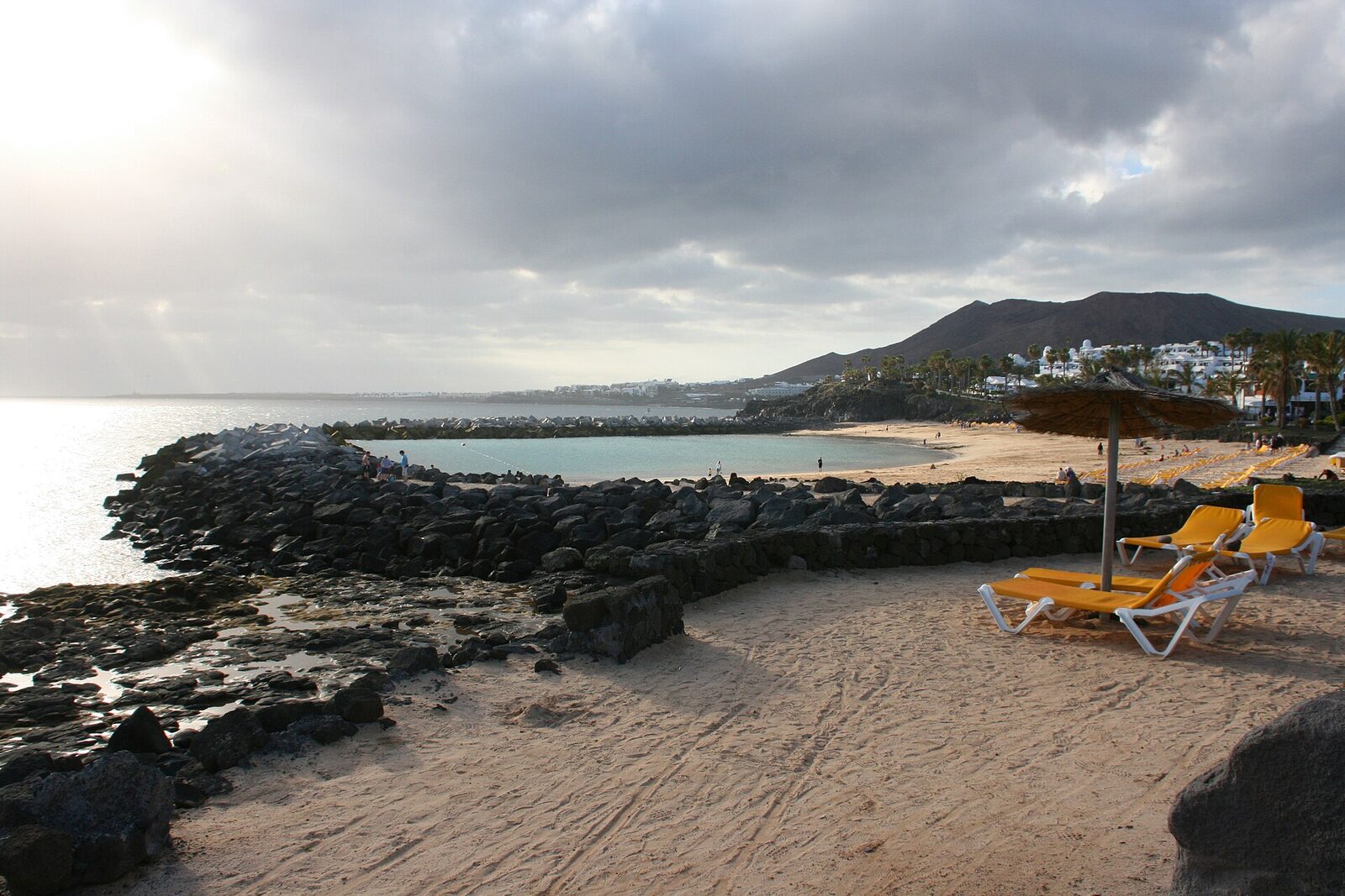 Playa Flamingo en Playa Blanca, en Lanzarote, una bahía en forma de herradura protegida por dos espigones
