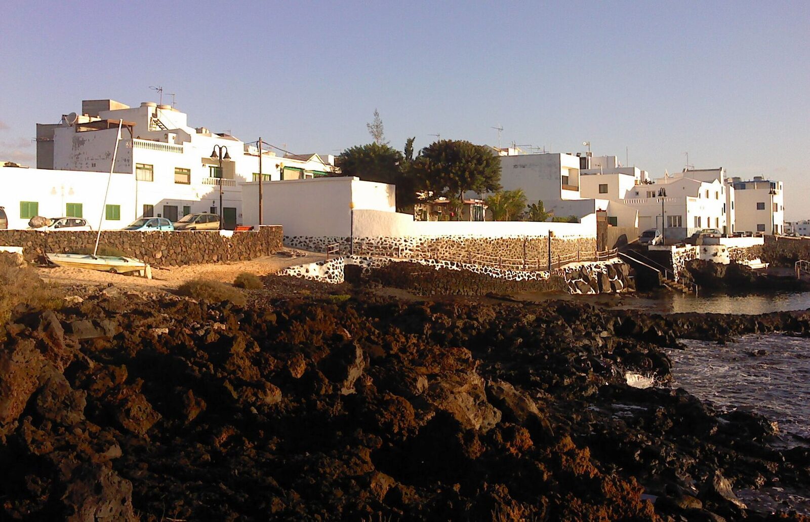 Charcos volcánicos naturales en Punta Mujeres, costa norte de Lanzarote, amurallados por los vecinos para frenar la marejada