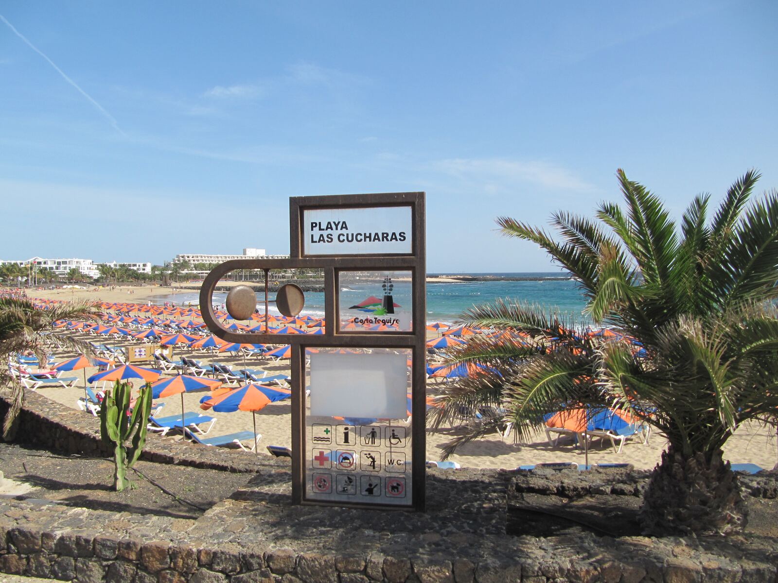 Playa de las Cucharas in Costa Teguise, die wichtigste Windsurf-Bucht an der Ostküste Lanzarotes