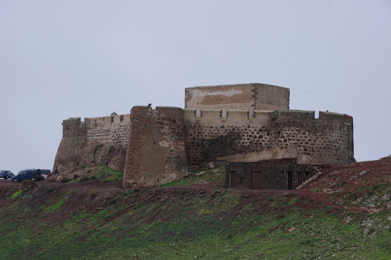 Castillo de Santa Bárbara en el cráter del volcán de Guanapay sobre Teguise, Lanzarote