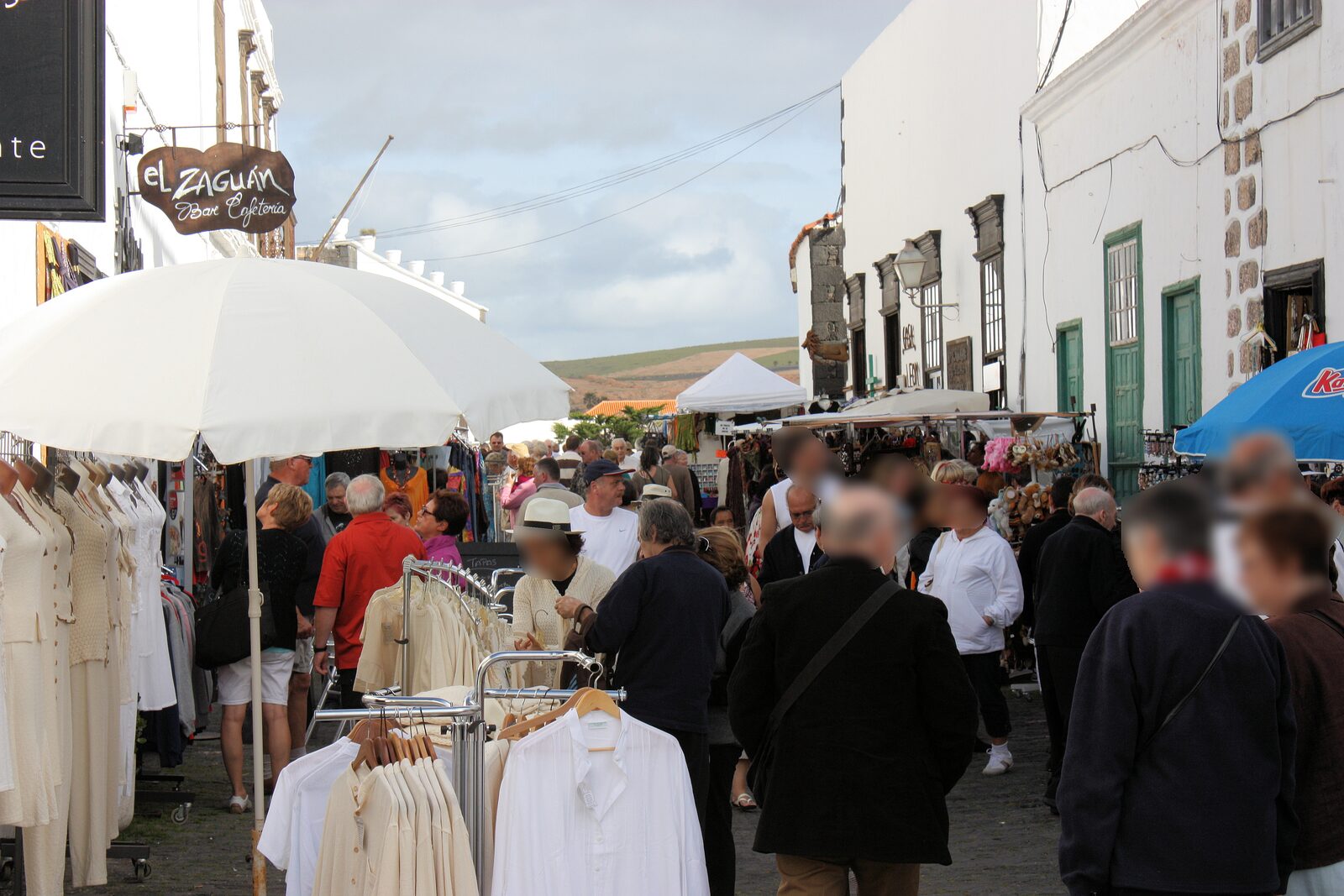 Puestos de mercado llenando las calles de Teguise un domingo por la mañana, Lanzarote