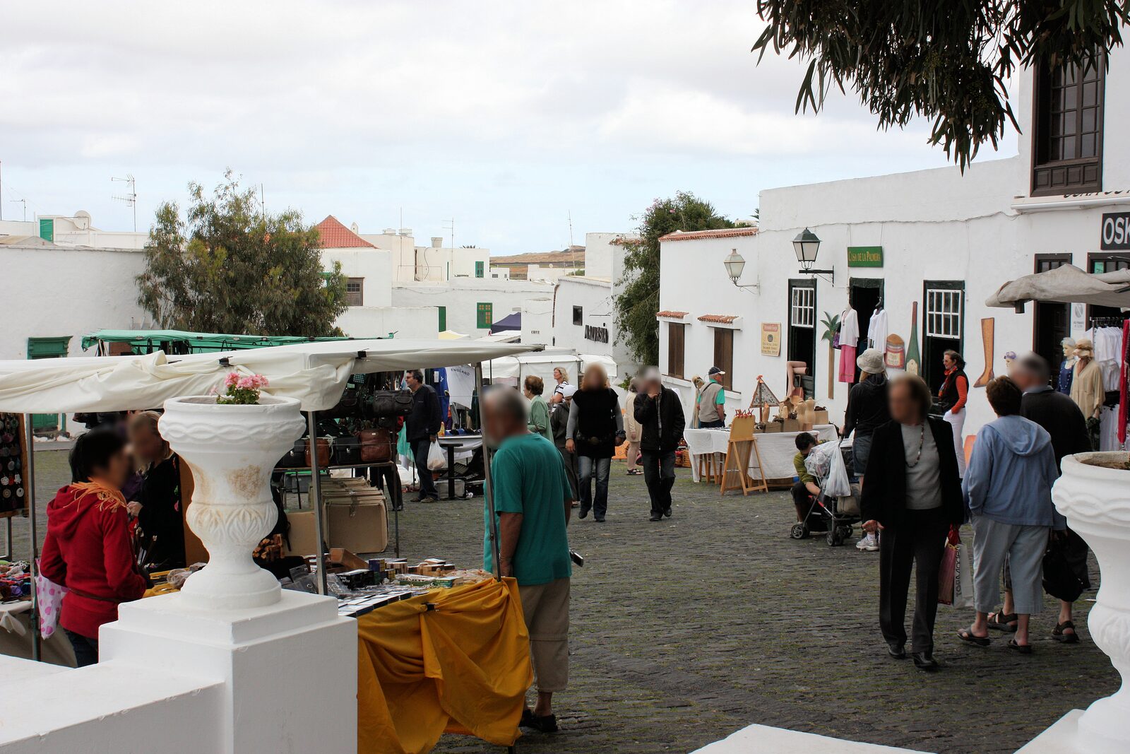 Calles blancas de Teguise llenas de puestos y visitantes durante el mercado del domingo, Lanzarote