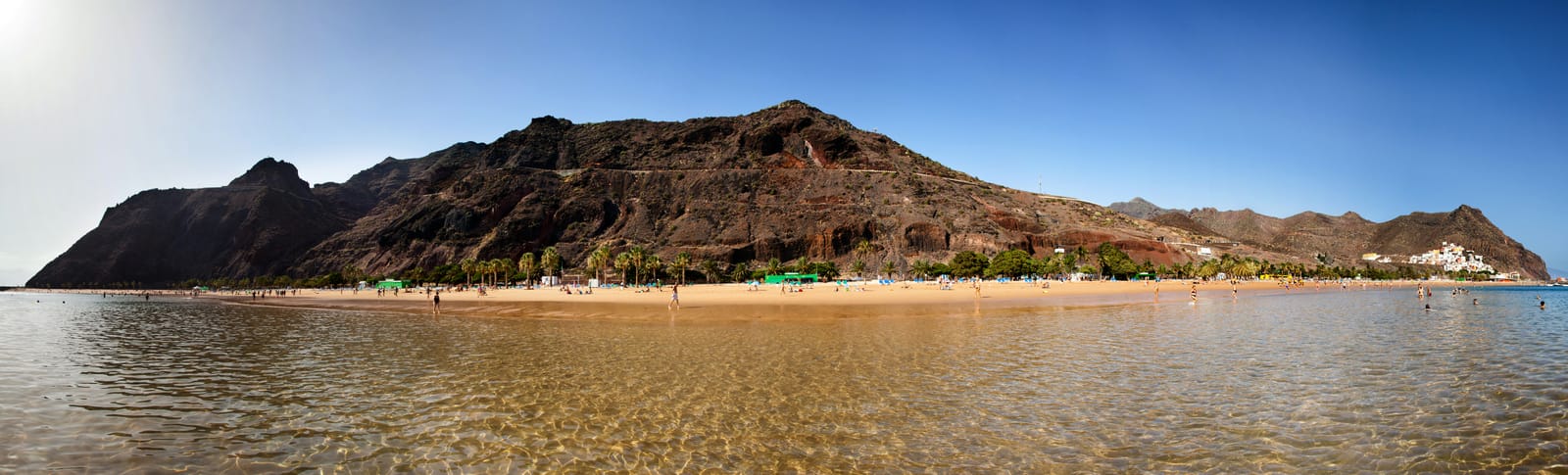 Playa de Las Teresitas à Tenerife, plage artificielle de sable doré créée avec du sable du Sahara en 1973