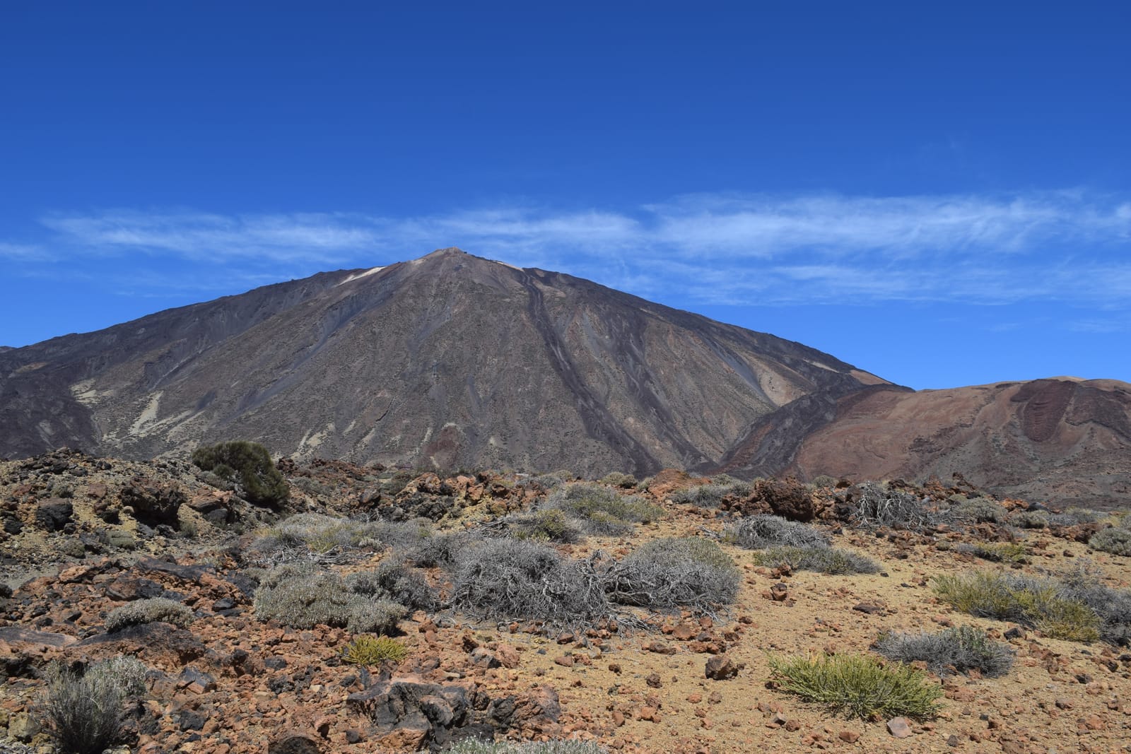 Mount Teide dominant la caldeira de Las Cañadas à Tenerife, plus haut sommet d'Espagne à 3 715 mètres